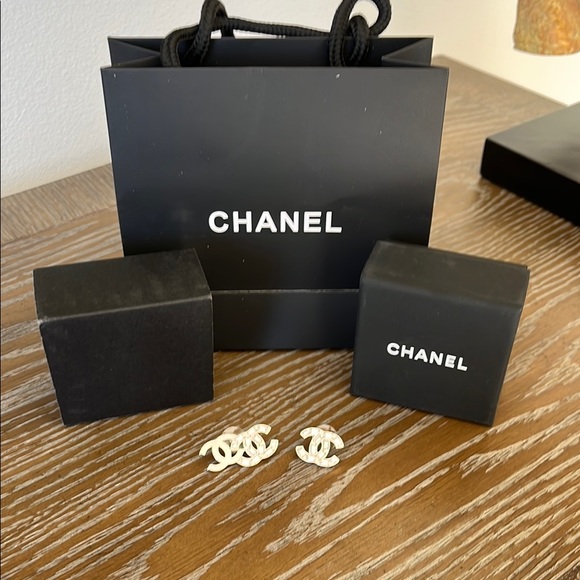 🌺🌺🌺Reserved Do Not Purchase🌺🌺🌺CHANEL Double CC Crystal Earrings - Picture 7 of 12